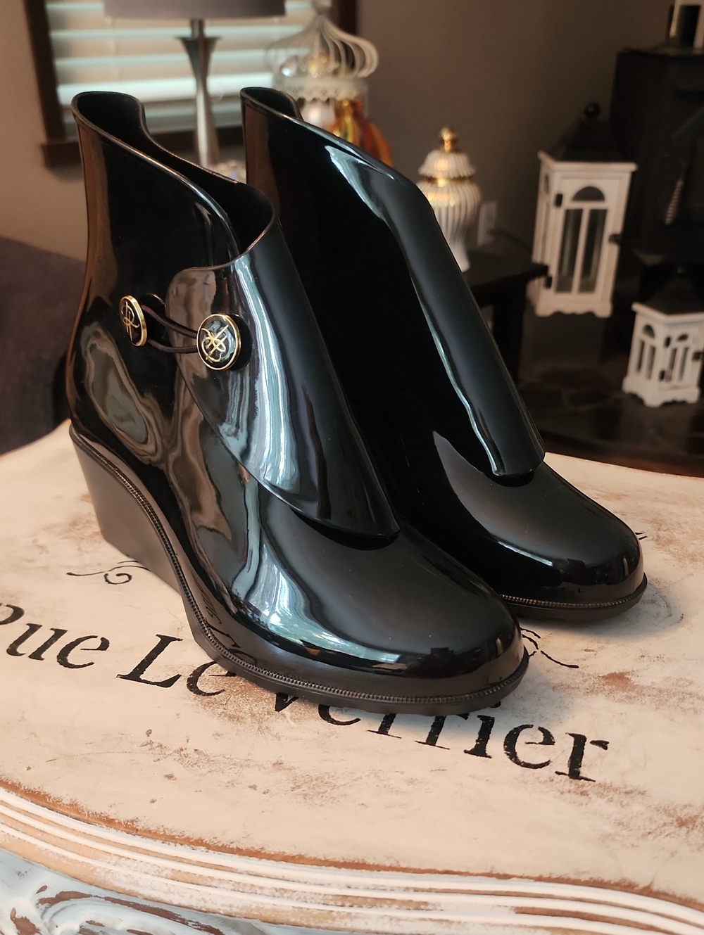 NWOT Women’s Black Glossy Wedge Ankle Boots Size S (6.5-7.5)